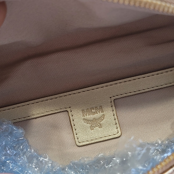 🎁SOLD🎁 MCM GOLD Fanny Pack Berlin Gold. - Picture 6 of 9